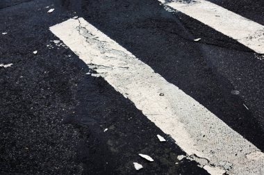 New York'ta Manhattan'ın sokakta asfalt üzerinde yol işaretleri. NYC yolda yaya geçidi