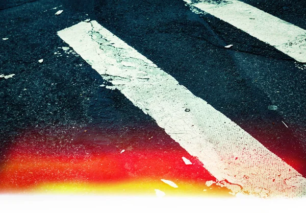纽约市曼哈顿街道沥青上的道路标记 在尼克公路上 行人过境点有红色信号弹 — 图库照片