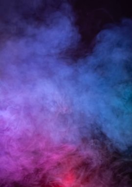 Yumuşak odak soyut resim koyu arka plan üzerinde renkli duman. Doku ve soyut sanat