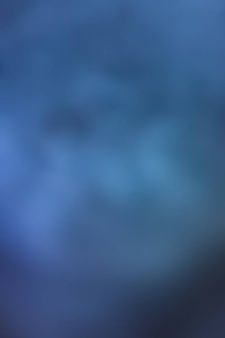 Koyu arka plan üzerinde mavi duman ufuk bulanık görüntü. Doku ve soyut sanat