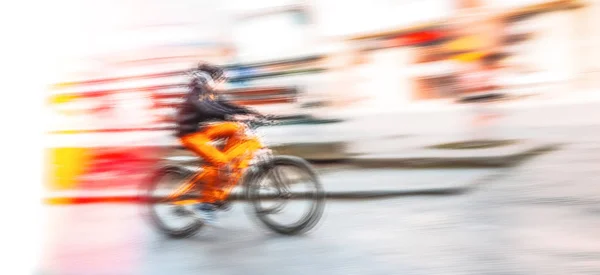 Cycliste Sur Route Ville Mouvement Flou Filtre Vintage Avec Changement — Photo