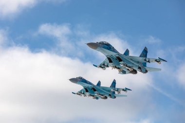 Zhytomyr Reg, Ukrayna - 06 Aralık 2018: İki Su-27 savaşçıları bir askeri üs Zhytomyr bölgesi üzerinde uçmak