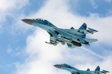 Zhytomyr Reg, Ukrayna - 06 Aralık 2018: İki Su-27 savaşçıları bir askeri üs Zhytomyr bölgesi üzerinde uçmak