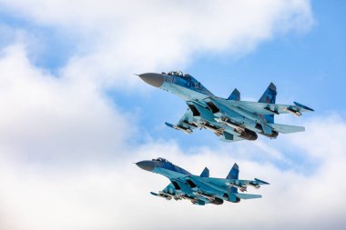 Zhytomyr Reg, Ukrayna - 06 Aralık 2018: İki Su-27 savaşçıları bir askeri üs Zhytomyr bölgesi üzerinde uçmak