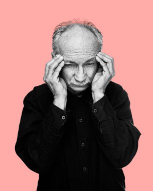 Sağlık kavramı. Pink izole bir baş ağrısı muzdarip bir yaşlı adamın siyah beyaz resim