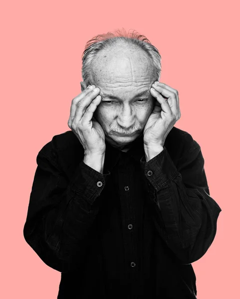 保健理念 一个老人在粉红色隔离头痛的黑色和白色的形象 — 图库照片