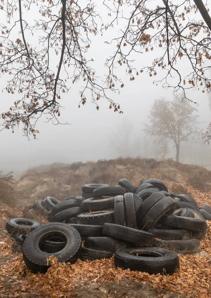 Ekologiska Begrepp Högen Däck Gamla Dumpa Gamla Däck Staden Som — Stockfoto