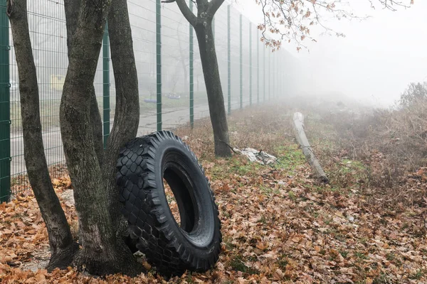 Concetto Ecologico Mucchio Vecchie Gomme Scarto Vecchi Pneumatici Usati Città — Foto Stock