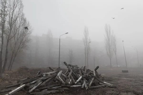 Foggy Manhã Outono Cidade Conceito Ecológico Nevoeiro Profundo Rua Cidade — Fotografia de Stock
