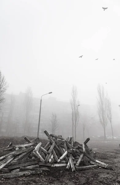 Nebeliger Herbstmorgen Der Stadt Ökologisches Konzept Dichter Nebel Über Der — Stockfoto