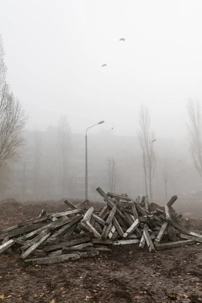 Foggy Manhã Outono Cidade Conceito Ecológico Nevoeiro Profundo Rua Cidade — Fotografia de Stock