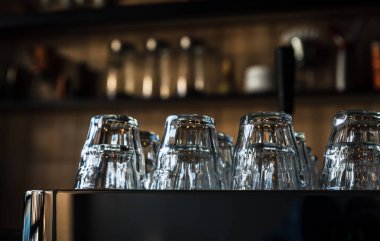 Bir fincan aromalı kahve için bekliyor. Gözlük kahve makinesi üzerinde durmak. Çay veya kahve hazırlanması