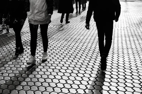 Concepto Estilo Vida Luz Sombras Ciudad Siluetas Personas Caminando Por — Foto de Stock