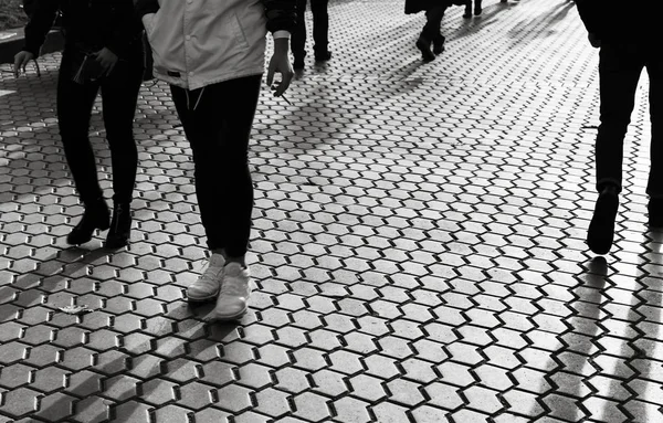 Concepto Estilo Vida Luz Sombras Ciudad Siluetas Personas Caminando Por — Foto de Stock