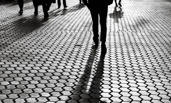 Concepto Estilo Vida Luz Sombras Ciudad Siluetas Personas Caminando Por —  Fotos de Stock