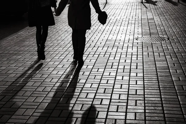 Conceito Estilo Vida Luz Sombras Cidade Silhuetas Pessoas Andando Pelas — Fotografia de Stock