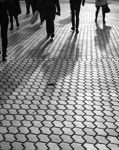 ライフ スタイルのコンセプトです 光と影の都市で 大都市の通りを歩くとバックライトに照らされた人々 のシルエット 夜の光の街を歩く人の影 — ストック写真