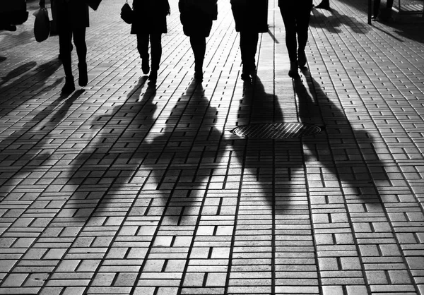 生活方式的概念 城市中的光明和阴影 人影走在大城市的街道上 被背光照亮 在傍晚的灯光下走在大街上的人的阴影 — 图库照片