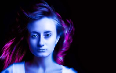 Renkli parlak neon ışıkları poz stüdyo, güzel kız, trendy renkleri mavi ve mor kadında. Canlı neon renkler. Boşluk ile karanlık bir arka plan üzerinde bulanık saç