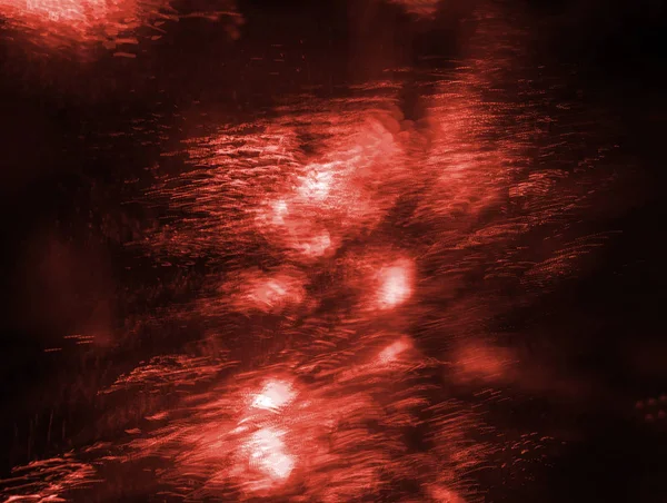 抽象的な水飼料作物の背景 水滴とライトで照らされた暗い背景にガラスに飛散 トレンディな珊瑚の色を生活のイメージ — ストック写真