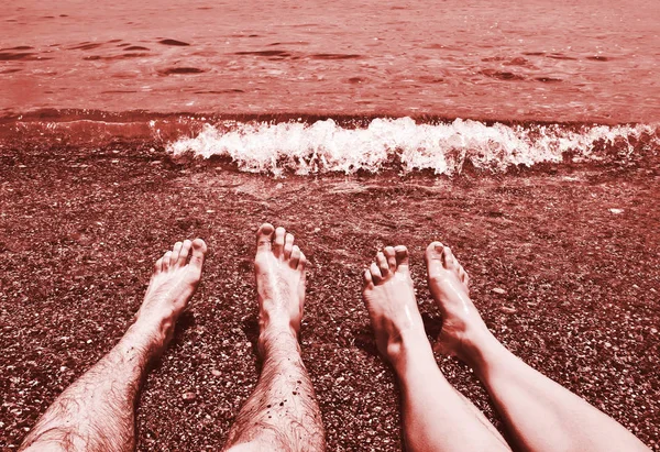 Yaşam Tarzı Kavramı Erkek Kadın Bacaklar Deniz Kıyısında Mercan Rengi — Stok fotoğraf
