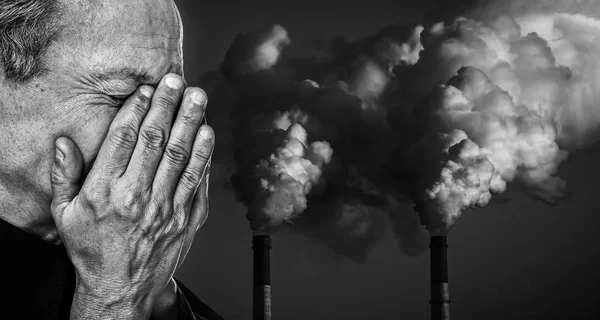 Экологическая Концепция Черно Белое Изображение Пожилого Человека Закрытым Руками Лицом — стоковое фото
