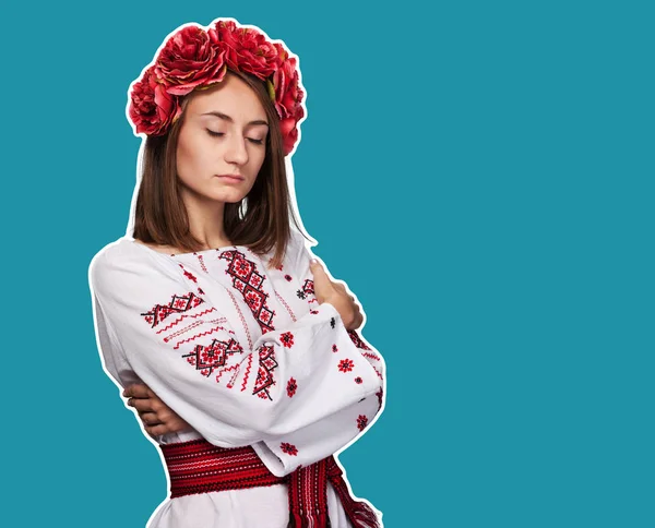 美丽的年轻女孩在乌克兰国家西装与闭上眼睛和抄袭空间 杂志风格拼贴 — 图库照片
