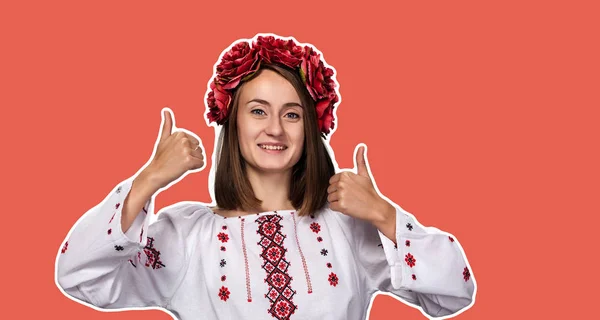 Glad Ung Flicka Ukrainska Nationella Kostym Ler Och Visar Sign — Stockfoto