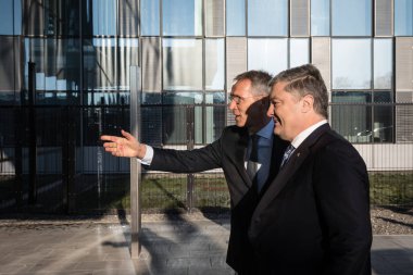 Brussels, Belçika - 13 Aralık 2018: Ukrayna Cumhurbaşkanı Petro Poroshenko ve Nato Genel Sekreteri Jens Stoltenberg Brüksel'deki Nato Karargahı'nda bir toplantı sırasında