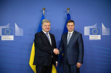 Brussels, Belçika - 13 Aralık 2018: Avrupa Komisyonu Başkan Yardımcısı Başkanı Euro ve ortak bir basın toplantısı sırasında Ukrayna Petro Poroshenko Başkan ile sosyal diyalog Valdis Dombrovskis için