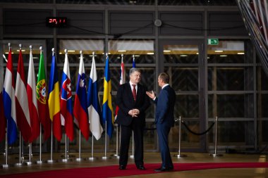 Brussels, Belçika - 12 Aralık 2018: Başkan Petro Poroshenko ve Avrupa Konseyi Donald Tusk Brüksel'deki bir toplantıda Başkan