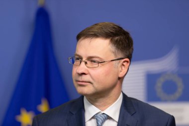Brussels, Belçika - 13 Aralık 2018: Avrupa Komisyonu Başkan Yardımcısı Başkanı Euro ve ortak bir basın toplantısı sırasında Ukrayna Petro Poroshenko Başkan ile sosyal diyalog Valdis Dombrovskis için