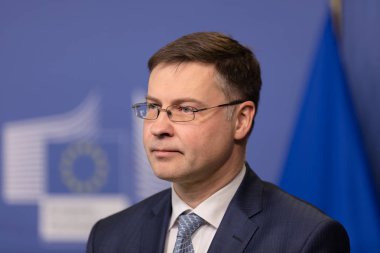 Brussels, Belçika - 13 Aralık 2018: Avrupa Komisyonu Başkan Yardımcısı Başkanı Euro ve ortak bir basın toplantısı sırasında Ukrayna Petro Poroshenko Başkan ile sosyal diyalog Valdis Dombrovskis için