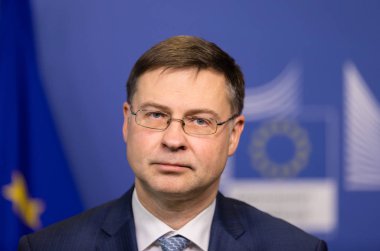 Brussels, Belçika - 13 Aralık 2018: Avrupa Komisyonu Başkan Yardımcısı Başkanı Euro ve ortak bir basın toplantısı sırasında Ukrayna Petro Poroshenko Başkan ile sosyal diyalog Valdis Dombrovskis için