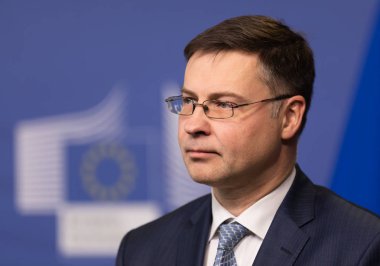 Brussels, Belçika - 13 Aralık 2018: Avrupa Komisyonu Başkan Yardımcısı Başkanı Euro ve ortak bir basın toplantısı sırasında Ukrayna Petro Poroshenko Başkan ile sosyal diyalog Valdis Dombrovskis için