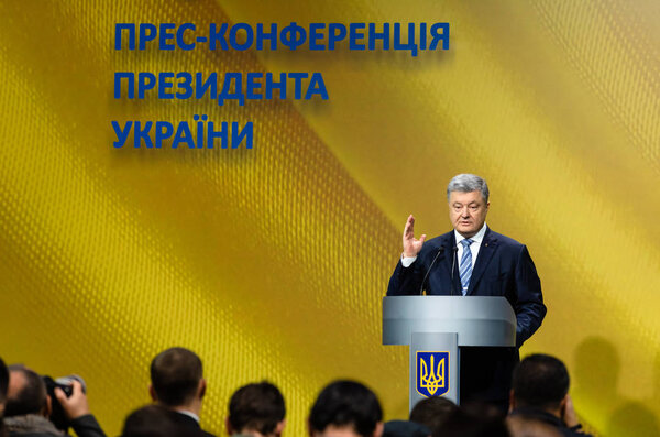 КИЕВ, Украина - 16 декабря 2018 года: Президент Украины Петр Порошенко во время пресс-конференции в Киеве
