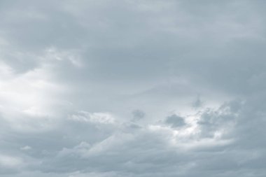 Bulanık doğal arka plan ışık mavi tonalite bulutlarda ile. Soyut doğa görüntü arka plan kullanmak için.