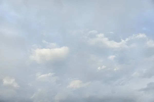 Fundo Natural Abstrato Desfocado Com Nuvens Tonalidade Azul Clara Imagem — Fotografia de Stock