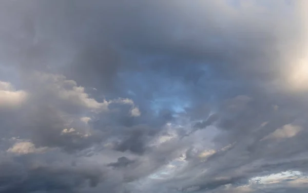 Wazig Abstracte Natuurlijke Achtergrond Met Wolken Licht Blauw Tonaliteit Abstracte — Stockfoto