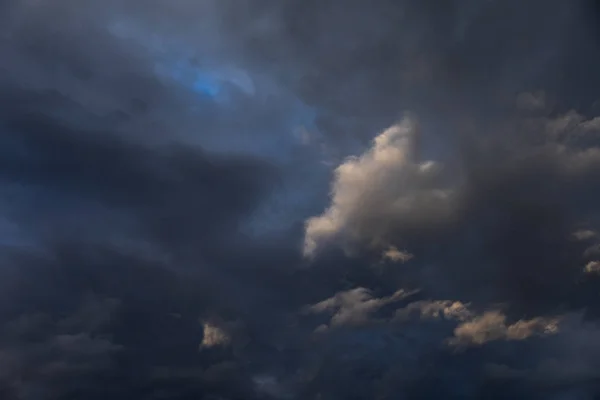 Fondo Natural Abstracto Borroso Con Nubes Tonalidad Oscura Imagen Naturaleza —  Fotos de Stock