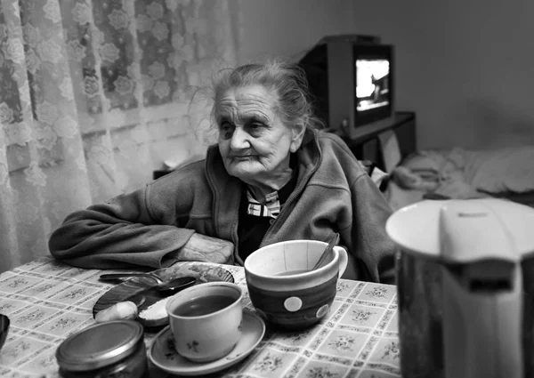 Παλιά Κατάθλιψη Γυναίκα Μαύρο Και Λευκό Εικόνα Της Μια Ηλικιωμένη — Φωτογραφία Αρχείου
