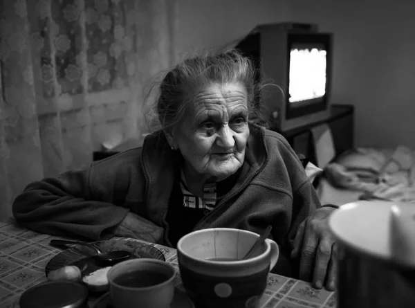 Vecchia Donna Depressa Immagine Bianco Nero Anziana Donna Sola Seduta — Foto Stock
