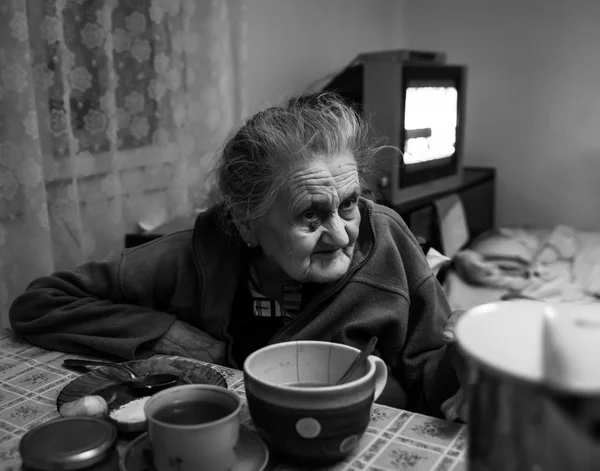 Vecchia Donna Depressa Immagine Bianco Nero Anziana Donna Sola Seduta — Foto Stock