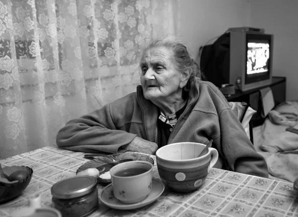 Vieille Femme Déprimée Image Noir Blanc Une Femme Âgée Seule — Photo