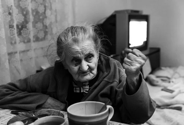 Черно Белый Портрет Старой Уставшей Жизни Морщинистой Женщины Угрожающей Кулаком — стоковое фото