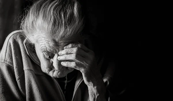Черно Белый Образ Старой Депрессивной Женщины Пожилая Одинокая Женщина Сидит — стоковое фото