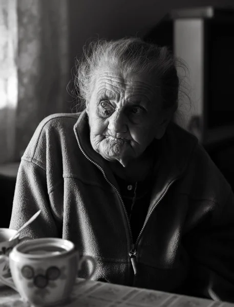 Imagen Blanco Negro Una Anciana Deprimida Una Anciana Solitaria Sienta — Foto de Stock