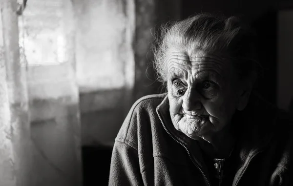 Černobílý Obrázek Staré Depresivní Ženy Postarší Osamělá Žena Sedí Stolu — Stock fotografie