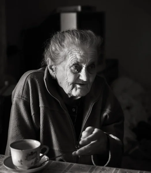 Imagen Blanco Negro Una Anciana Deprimida Una Anciana Solitaria Sienta — Foto de Stock