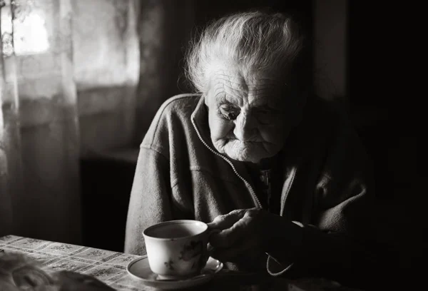 Černobílý Obrázek Staré Depresivní Ženy Postarší Osamělá Žena Sedí Stolu — Stock fotografie